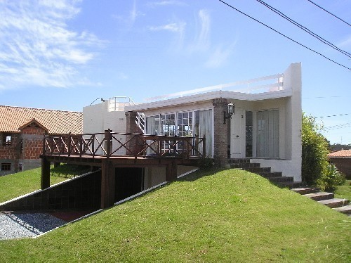 Moderna Casa en alquiler y venta, de líneas netas, en el corazón de La Barra.
